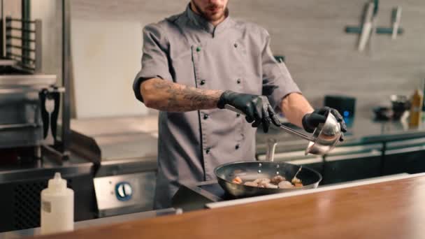 Професійна Кухня Ресторані Готелю Шеф Кухар Розкладає Морепродукти Щипцями Сковороді — стокове відео