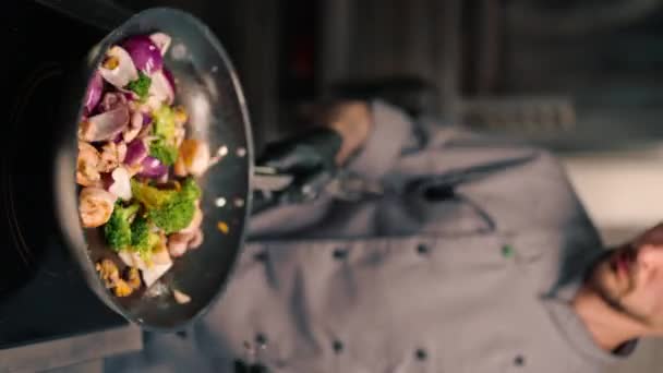 Profesyonel Bir Mutfakta Deniz Ürünleri Sotesi Hazırlayan Bir Şefin Yakın — Stok video