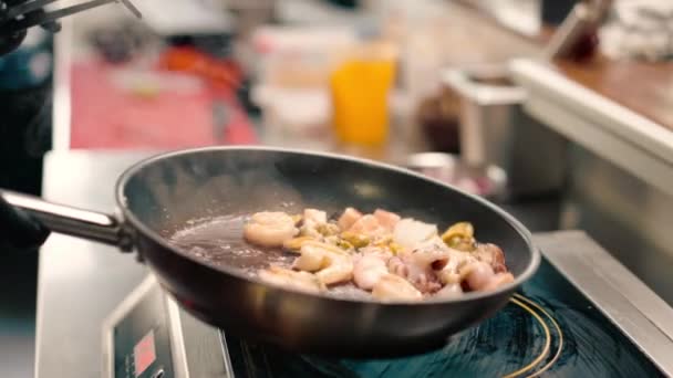酒店餐厅的专业厨房 用平虾 鲑鱼片油炸特写海鲜 — 图库视频影像