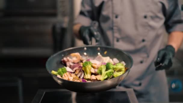 Primer Plano Chef Una Cocina Profesional Preparando Salteado Mariscos Mezclando — Vídeos de Stock