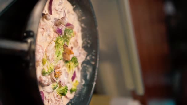ホテルのレストランのプロのキッチン クローズアップシーフード揚げパンエビイカムール貝サーモン スコップ垂直ビデオ — ストック動画