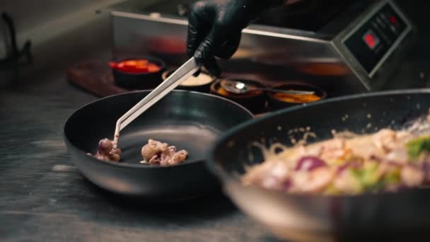 Cozinha Profissional Restaurante Hotel Close Frutos Mar Pan Frito Camarão — Vídeo de Stock