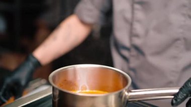 Profesyonel restoran mutfağı şefi baharatlı Tom yum çorbası için Asya çorbası hazırlıyor.