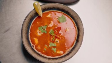 Lezzetli, taze, baharatlı, kırmızı Tom çorbası, deniz ürünleri restoranı Asya mutfağı manzaralı.