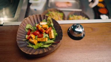 Sebzeli taze salata ve Asya usulü kızarmış tofu peyniri.