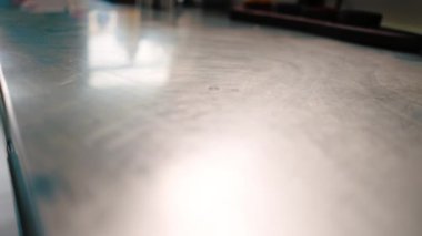 Profesyonel restoran mutfağında temiz metal mutfak yüzeyi