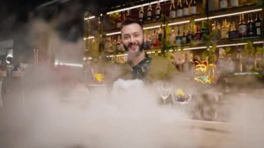 Sıvı nitrojenin barda güzel ve etkili bir şekilde servis edildiği barın yanında taze alkollü kokteyl duruyor.