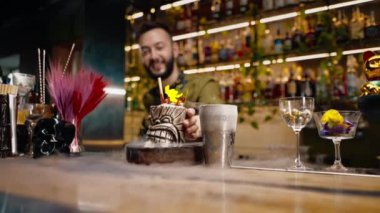 Sıvı nitrojenin barda güzel ve etkili bir şekilde servis edildiği barın yanında taze alkollü kokteyl duruyor.