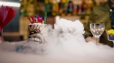 Sıvı nitrojenin barda güzel ve etkili bir şekilde servis edildiği barın yanında taze alkollü kokteyl duruyor.