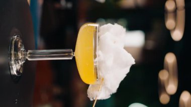 dikey video taze alkollü kokteyl bardaki veya restorandaki bar tezgahında dönüşümlü olarak kullanılıyor.