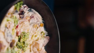 Lezzetli, yeni hazırlanmış bir deniz mahsulü güvecinin yakın plan çekimi. Bir restoranın dikey videosunda. Asya mutfağının güzel bir sunumu.