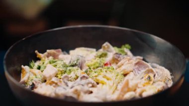 Bir restoranda yeni hazırlanmış lezzetli bir deniz ürünleri yahnisinin yakın plan çekimi Asya mutfağının güzel bir sunumu.