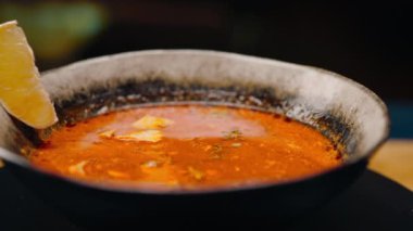 Lezzetli, taze, baharatlı, kırmızı, Tom çorbası ve deniz ürünleri restoranı Asya mutfağı.