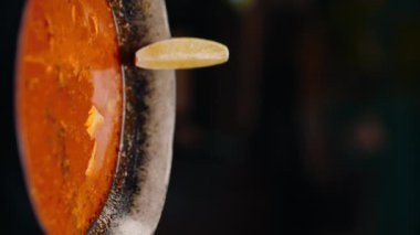 Lezzetli, taze, baharatlı, kırmızı Tom çorbası ve deniz ürünleri restoranı Asya mutfağı dikey videosu.
