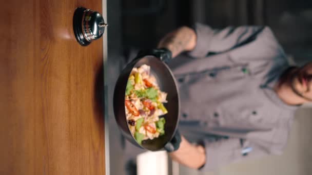 Dapur Profesional Sebuah Restoran Koki Menekan Bel Untuk Mengumumkan Bahwa — Stok Video