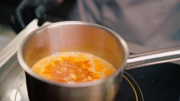 プロのレストランのキッチンシェフは スパイシーなトムおいしいスープのための豊富なスープを準備します アジア料理のクローズアップ攪拌 — ストック動画