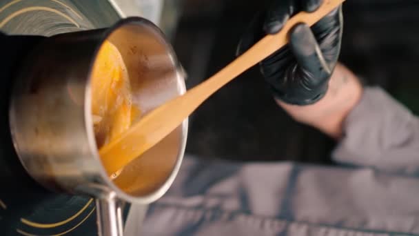 垂直录像专业餐厅厨房厨师为辛辣的汤圆汤准备浓汤亚洲菜近餐搅拌器 — 图库视频影像