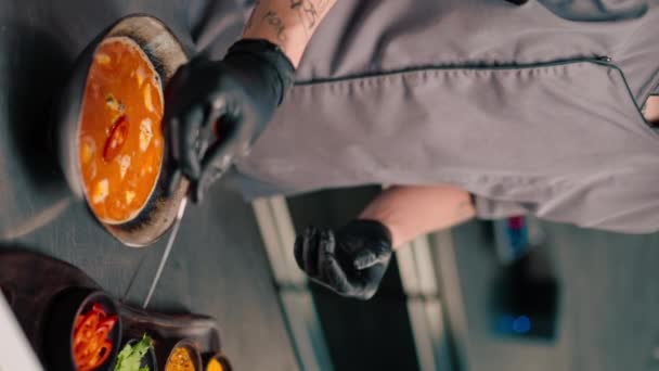 Bucătărie Profesionistă Într Restaurant Bucătarul Adaugă Condimente Supa Picantă Pregătită — Videoclip de stoc
