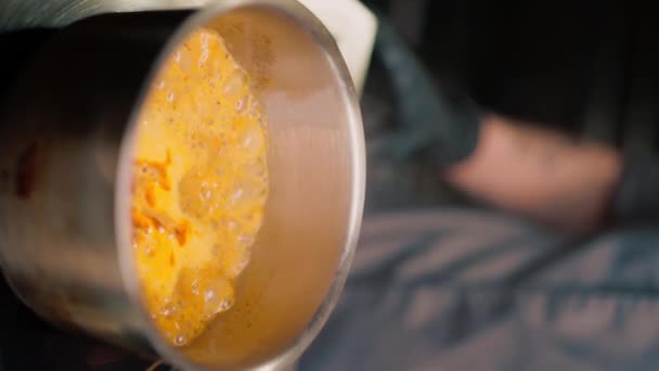 垂直ビデオプロのレストランのキッチンシェフはスパイシーなトムおいしいスープのための豊富なスープを準備します アジア料理のクローズアップ — ストック動画