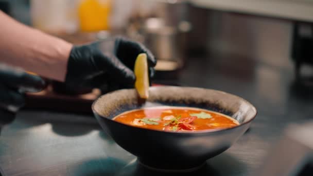 特写美味新鲜的辛辣红汤汤与海鲜餐厅亚洲菜 — 图库视频影像