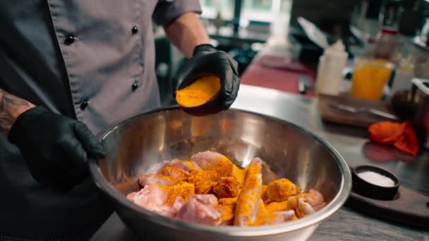 食肆专业厨房内穿着黑色手套调料生鸡翅的特写生厨师 — 图库视频影像