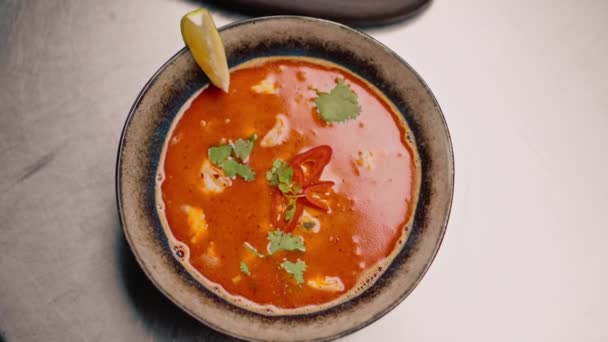 Aproape Supa Delicioasă Roșii Condimentată Proaspăt Preparată Fructe Mare Restaurant — Videoclip de stoc