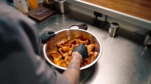 Professionnel Restaurant Cuisine Chef Remue Ailes Poulet Avec Des Épices — Video