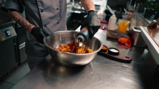 Шеф Повар Черных Перчатках Приправляет Сырые Куриные Крылышки Профессиональной Кухней — стоковое видео