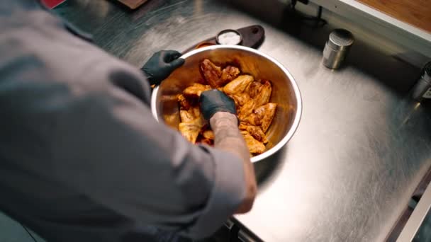 Profesjonalna Restauracja Kuchnia Kucharz Miesza Skrzydełka Kurczaka Przyprawami Misce Azjatyckie — Wideo stockowe