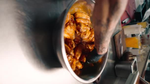 Επαγγελματική Κουζίνα Σεφ Εστιατόριο Ανακατεύει Φτερούγες Κοτόπουλου Μπαχαρικά Μπολ Ασιατικό — Αρχείο Βίντεο