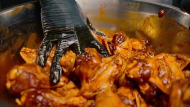 Профессиональный Шеф Повар Ресторана Размешивает Куриные Крылышки Специями Миске Азиатского — стоковое видео