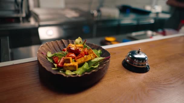 Primer Plano Deliciosa Ensalada Recién Preparada Con Verduras Queso Tofu — Vídeos de Stock
