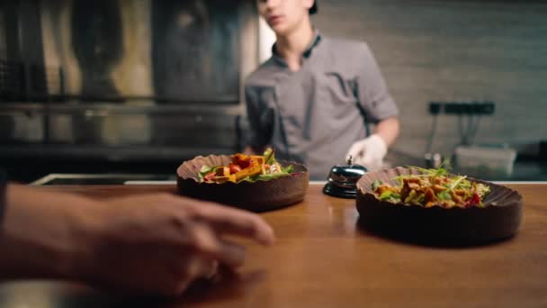 特写美味的新鲜沙拉配菜和炸豆腐芝士亚洲餐馆 — 图库视频影像