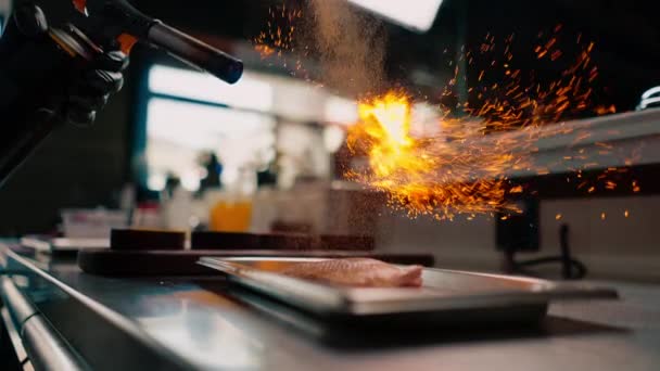Primer Plano Mano Del Chef Con Quemador Gas Freír Pechuga — Vídeos de Stock