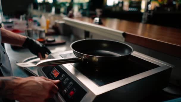 Close Chef Levanta Mão Para Uma Frigideira Quente Para Verificar — Vídeo de Stock