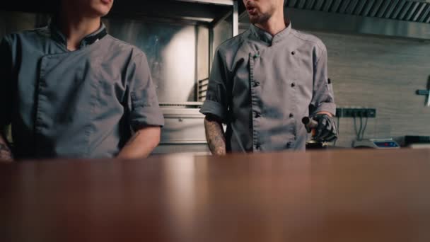 Close Tangan Koki Dengan Pemantik Gas Sebelum Menggoreng Makanan Dapur — Stok Video