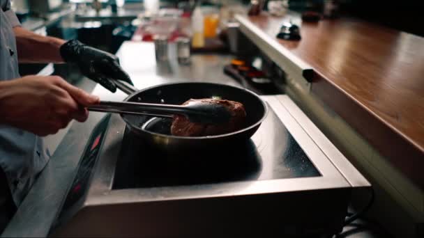 버터와 튀겨진 피부와 수분이 가슴의 클로즈업 요리사는 뒤집어 고기를 — 비디오