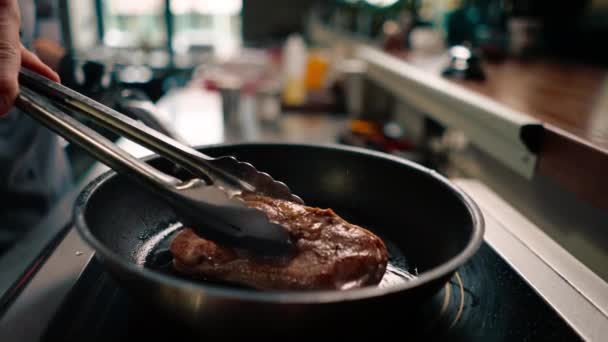 厨师正在用火钳煎烤肉 用油炸锅里的油炸皮把多汁的鸭胸围在一起 — 图库视频影像