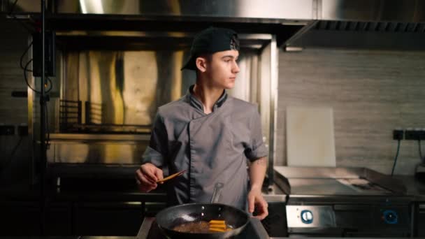 Koki Menggoreng Keju Tahu Dalam Penggorengan Sampai Kerak Emas Masakan — Stok Video