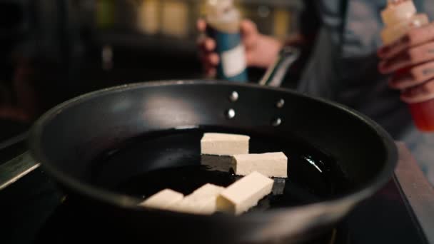 Bucătarul Apropiat Pune Brânza Tofu Tigaie Fierbinte Toarnă Sosuri Bucătăria — Videoclip de stoc