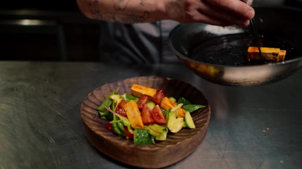Primer Plano Chef Usando Pinzas Para Poner Trozos Recién Fritos — Vídeos de Stock