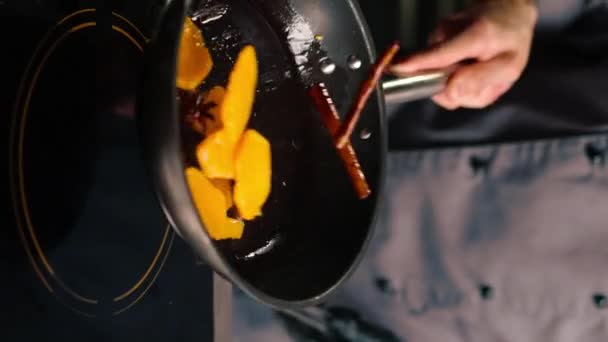 Video Vertical Close Bucătar Pune Bucăți Piersici Cartofi Prăjiți Condimente — Videoclip de stoc