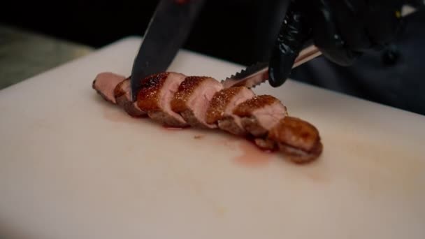 Profesionální Restaurace Kuchyně Šéfkuchař Řeže Lahodné Pečené Kachní Prsa Nožem — Stock video