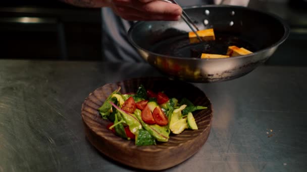 Primer Plano Chef Usando Pinzas Para Poner Trozos Recién Fritos — Vídeos de Stock