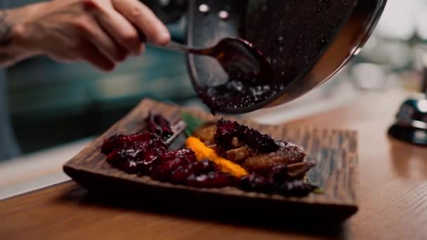 主厨的特写镜头 精美地展示了一道菜 将红莓酱放在亚洲菜盘上的炸鸭胸上 — 图库视频影像