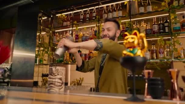 Proceso Hacer Cóctel Bar Camarero Mezcla Los Ingredientes Cóctel Alcohólico — Vídeos de Stock