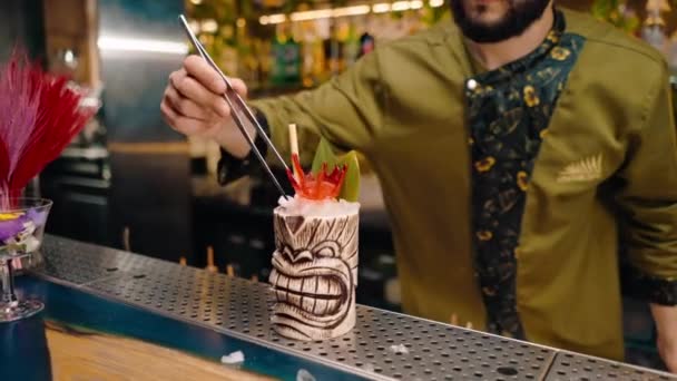 Barman Barze Lub Restauracji Zdobi Świeżo Przygotowany Koktajl Alkoholowy Układa — Wideo stockowe