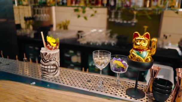 Cocktail Alcoolic Proaspăt Preparat Bucată Ananas Stă Contorul Baruri Din — Videoclip de stoc