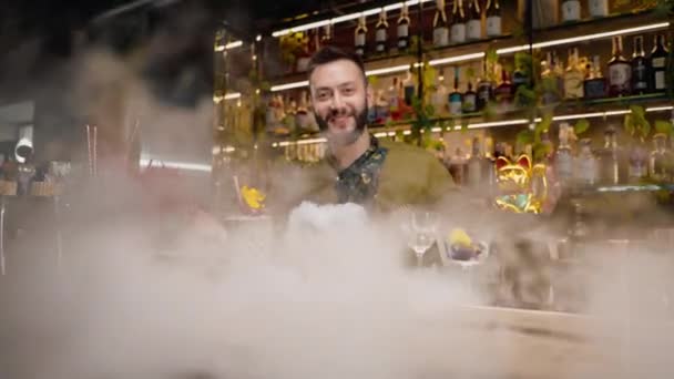 新鮮なアルコールのおいしいカクテルはバーで飲み物の美しく 効果的なサービスを広げる液体窒素の近くに立っています — ストック動画