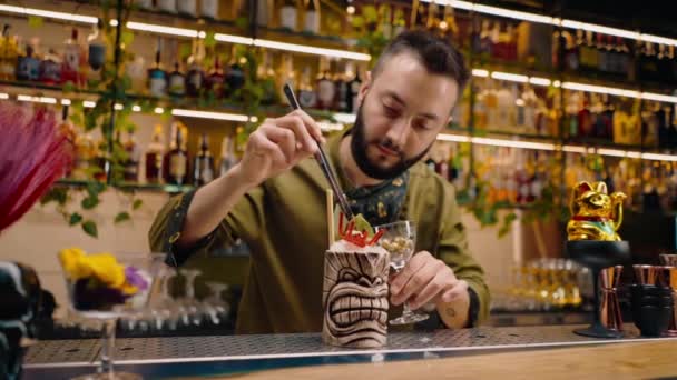 Barista Bar Ristorante Decora Cocktail Alcolico Appena Preparato Con Pinze — Video Stock